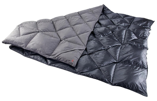 Kiby Packable Down Travel Blanket, Ash Black/Black - värmande dunfyllt täcke