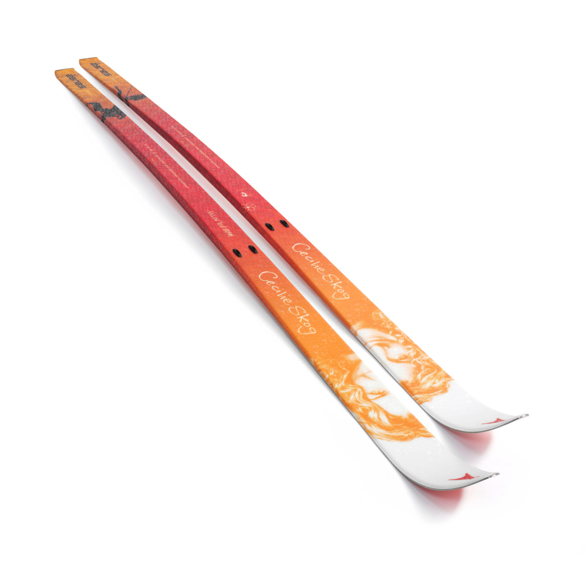 Åsnes Cecilie BC Ski – närbild i vinklat perspektiv på Cecilie Skog-designen